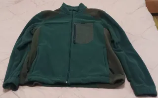 Sudadera verde con cremallera y bolsillos
