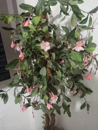 Árbol decorativo con flores rosas