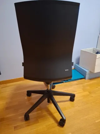 Silla de oficina azul y negra