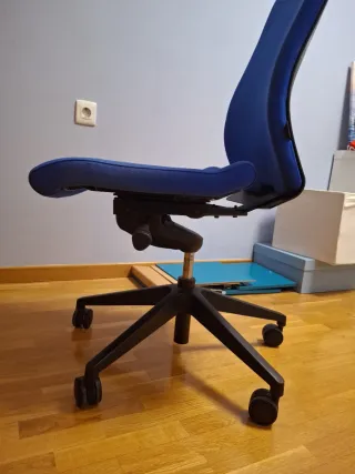 Silla de oficina azul y negra
