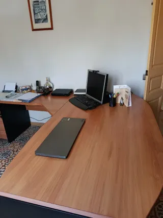 Despacho completo estilo nórdico, madera clara.