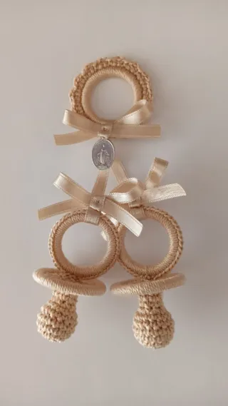Chupetes crochet para carrito de bebe y cuna.
