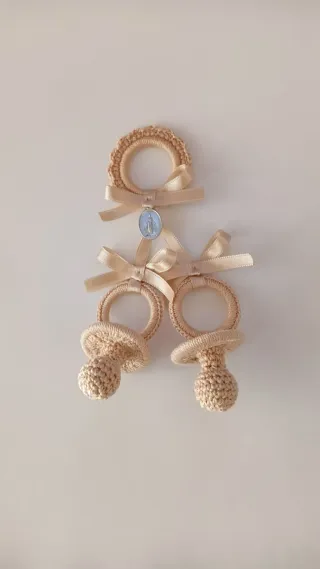 Chupetes crochet para carrito de bebe y cuna.