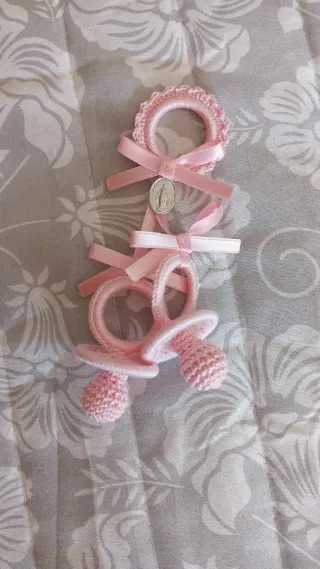 Chupetes crochet para carrito de bebe y cuna.