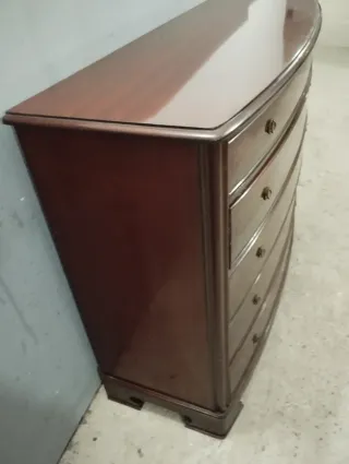 Cómoda de madera con 5 cajones