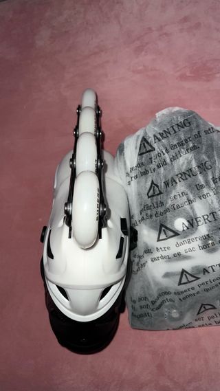 Patines en línea blancos y negros