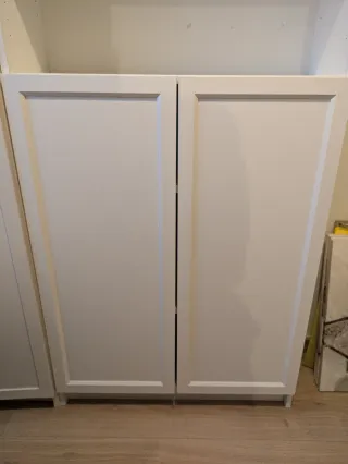 Librería de madera blanca