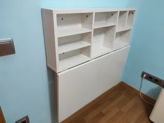 Escritorio plegable blanco con estantes