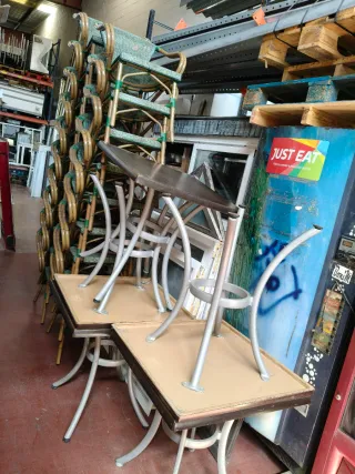 5 mesas y 19 sillas de interior,muy buen estado .