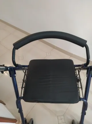 Andador azul con asiento y cesta