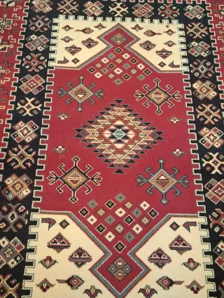 Alfombra roja, negra y crudo