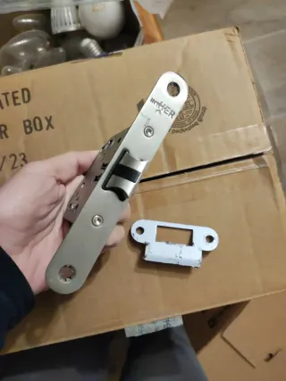 Picaporte reversible plata 47 mm entre ejes