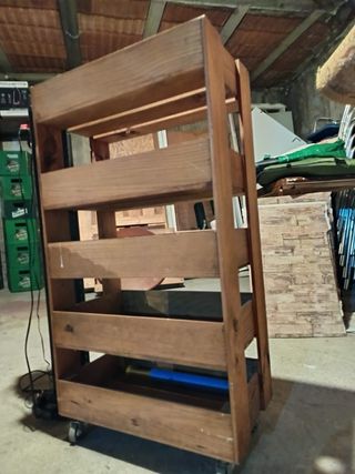 Cajonera de madera con ruedas