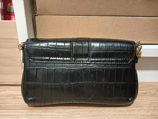 Bolso negro pequeño con candado dorado