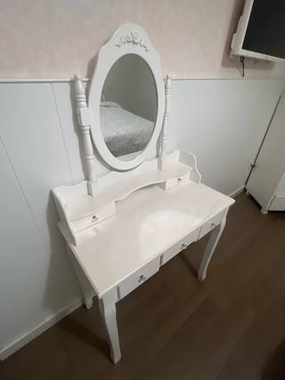 Tocador blanco con espejo ovalado