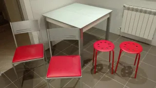Mesa cocina con 2 taburetes y 2 sillas