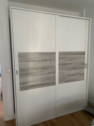 Armario corredero blanco y gris