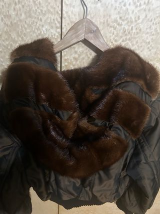 Bomber corto con cappuccio in pelliccia