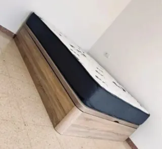 Canapé de madera con colchón