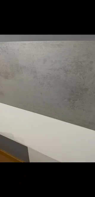 Cabecero de cama gris y blanco