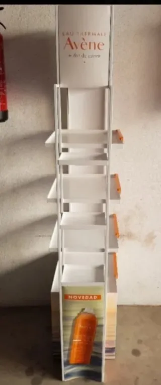 ' Estantería metálica alta naranja y blanca