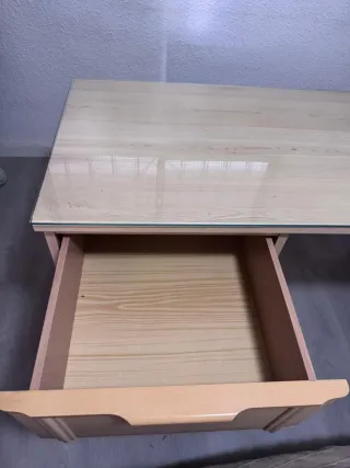Escritorio de madera con cristal