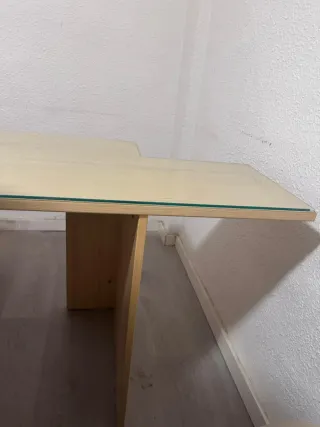 Escritorio de madera con cristal