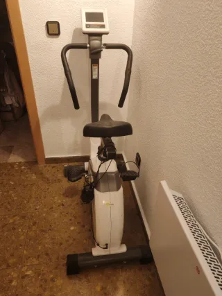 Bicicleta estática con pantalla