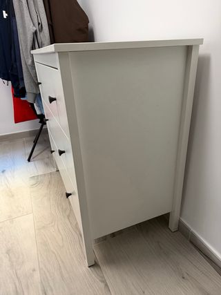 Cómoda blanca de madera