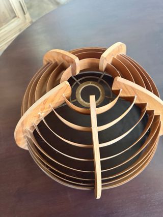 Lámpara de ratán y madera