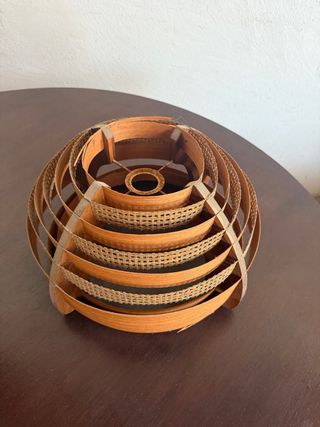 Lámpara de ratán y madera