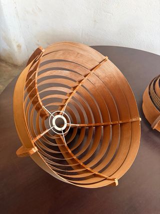 Lámpara de ratán y madera