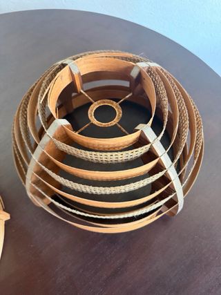 Lámpara de ratán y madera