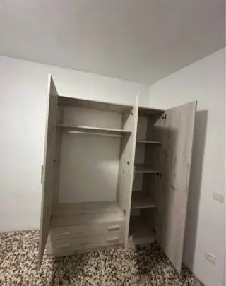 Armario de madera con puertas y cajones