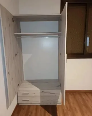 Armario de madera con puertas y cajones