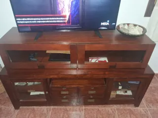 Mueble de madera con cristal nuevo