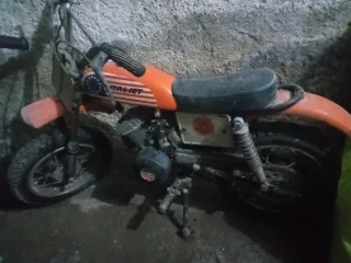 Moto Enduro Italjet Naranja y Negra