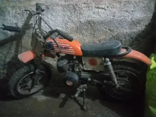 Moto Enduro Italjet Naranja y Negra