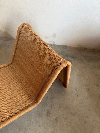 Sillón de mimbre curvo