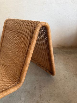 Sillón de mimbre curvo