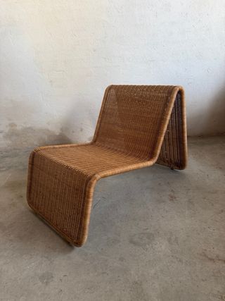 Sillón de mimbre curvo