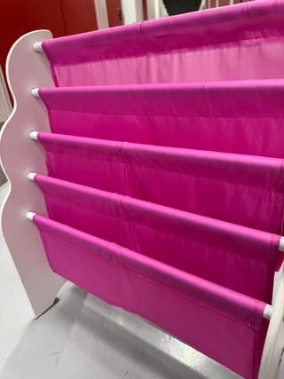 Estantería infantil madera y tela rosa