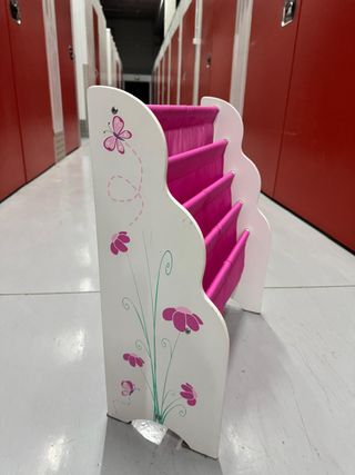 Estantería infantil madera y tela rosa