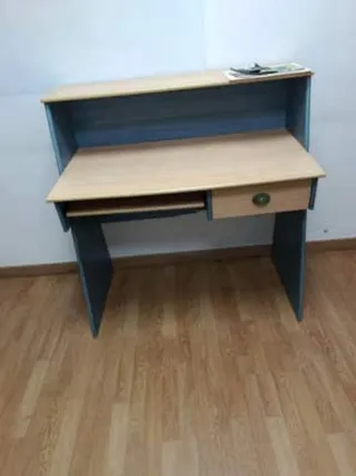 Escritorio madera y plástico