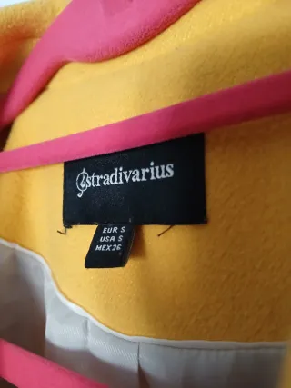 Abrigo Stradivarius Amarillo