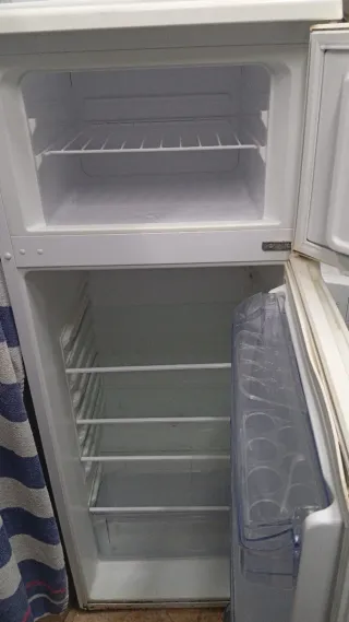 Nevera pequeña blanca