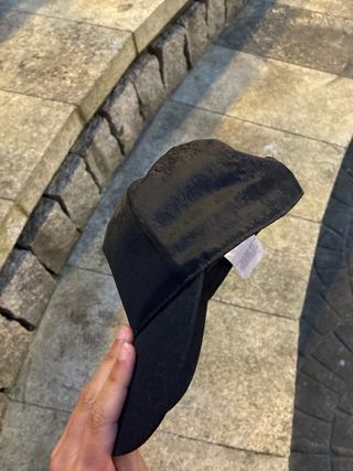 Gorra negra sin usar