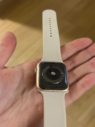 Apple Watch Dorado rosadocon Correa Blanco nácar.