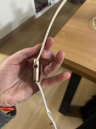 Apple Watch Dorado rosadocon Correa Blanco nácar.