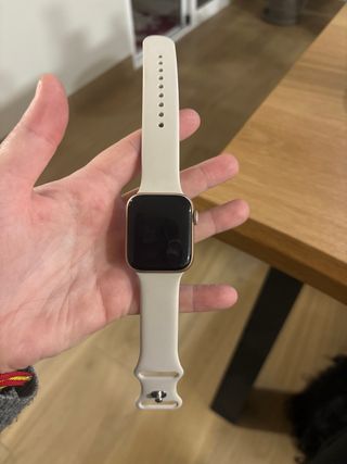Apple Watch Dorado rosadocon Correa Blanco nácar.